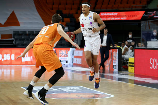 种因素共同 种因素共同